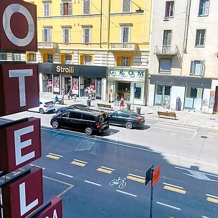 Hotel Aurora *