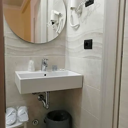 Aurora Hotel *