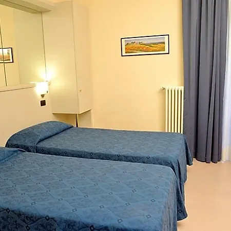 Aurora Hotel *