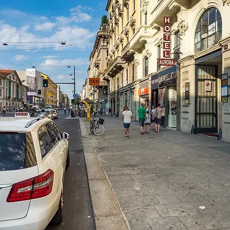 أورورا * ميلان